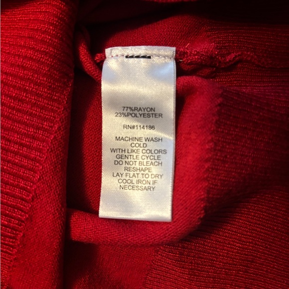 Love Scarlett Red Heart Turtle Neck Sweater with Heart Design Woman's M NWOT - Picture 6 of 6